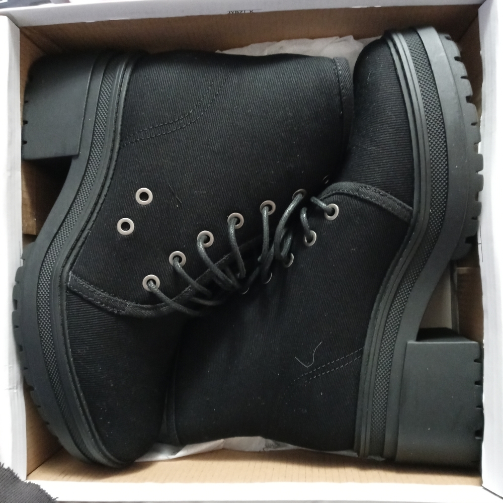Combat boots